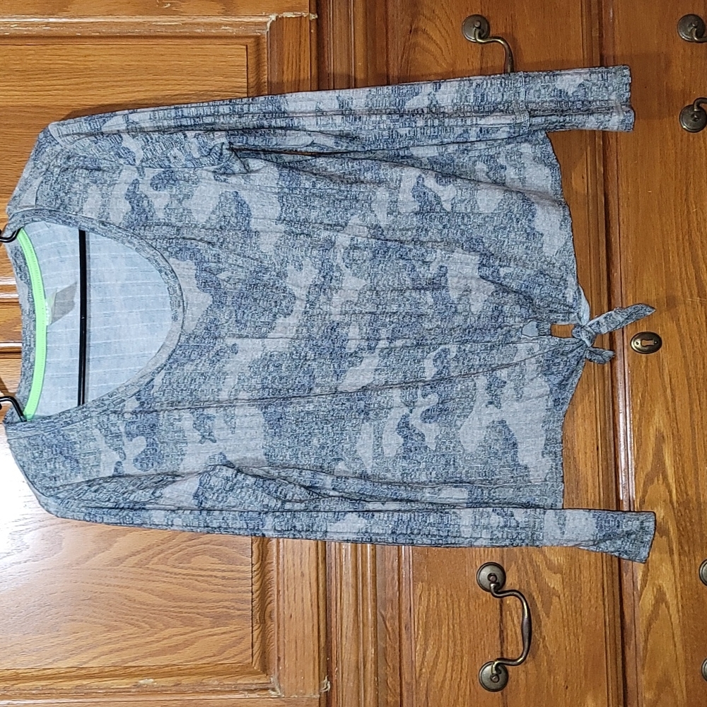 3/4 camo sleeve shirt with knot in front